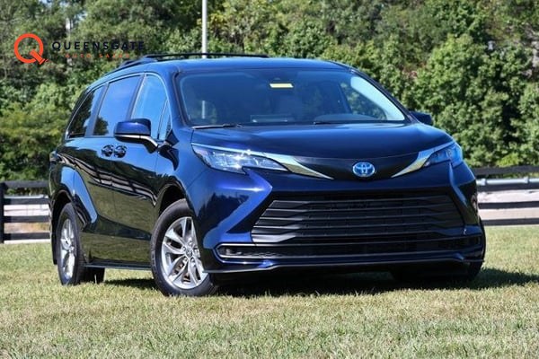2025 Toyota Sienna LE 8-Passenger FWD Hybrid with Dual Power Sliding Doors