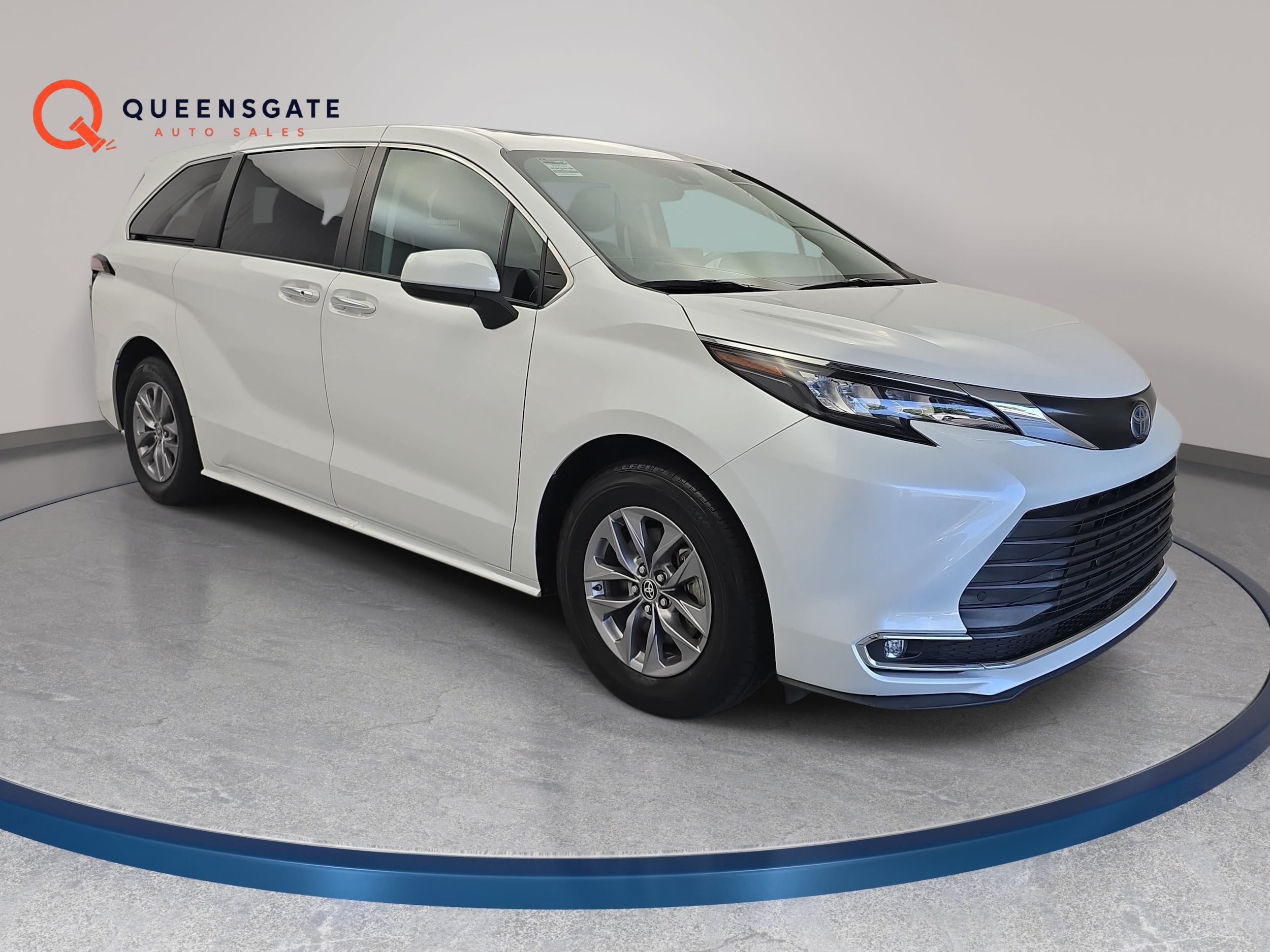2024 Toyota Sienna XLE 8-Passenger FWD Hybrid with Power Moonroof